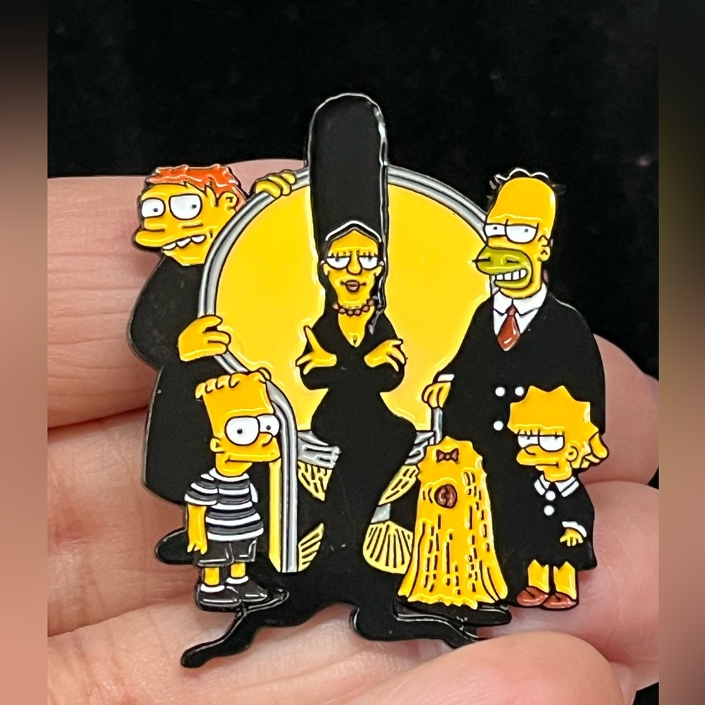 large Simpsons family TV cartoon series pin/brooch-lapel 👻 Halloween series